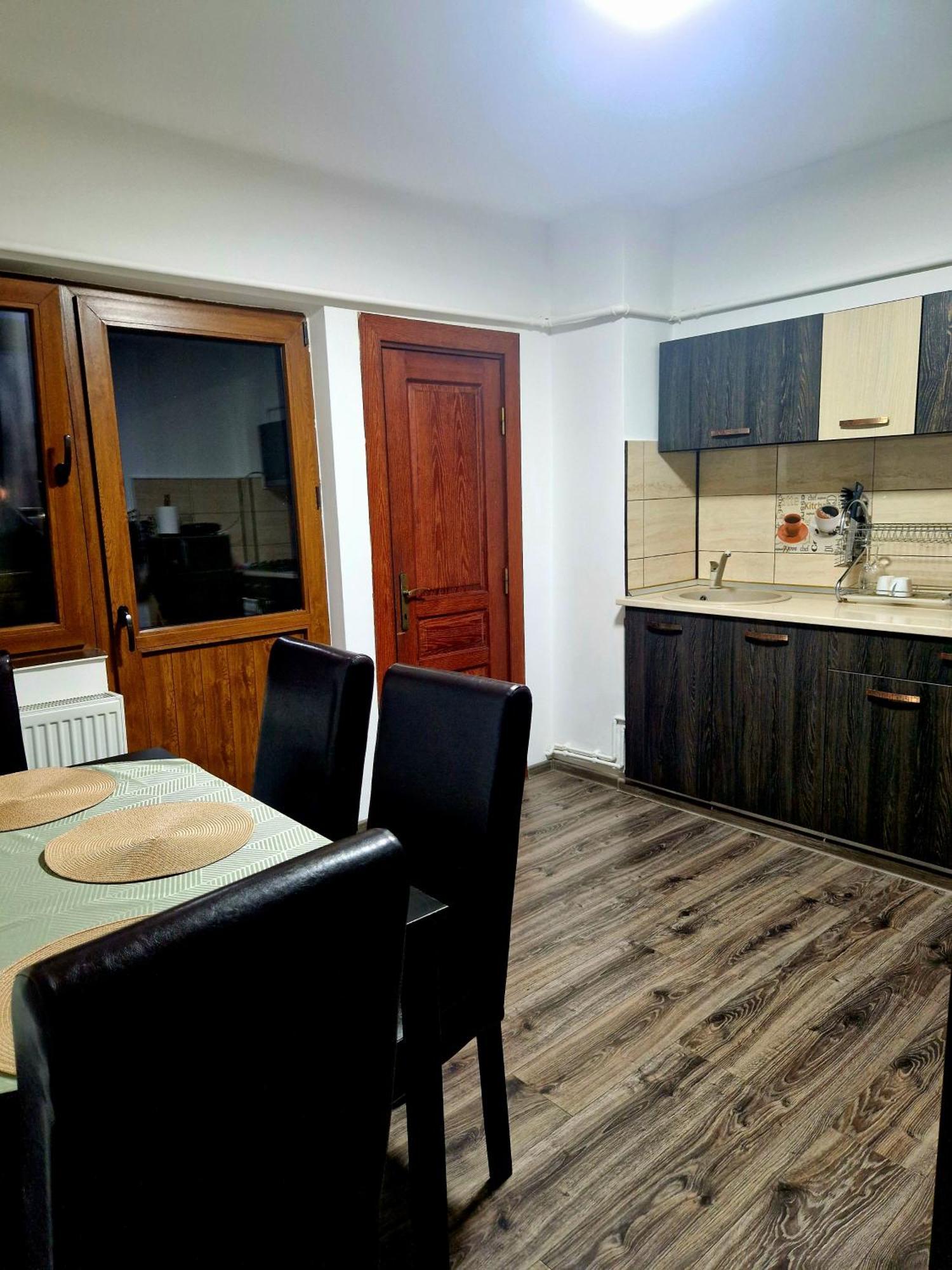 Cozy Appartment In The Center Targoviste Ngoại thất bức ảnh
